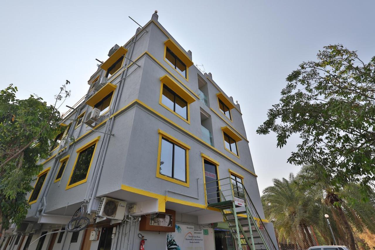 Oyo 24833 Hotel Silver Daman Esterno foto