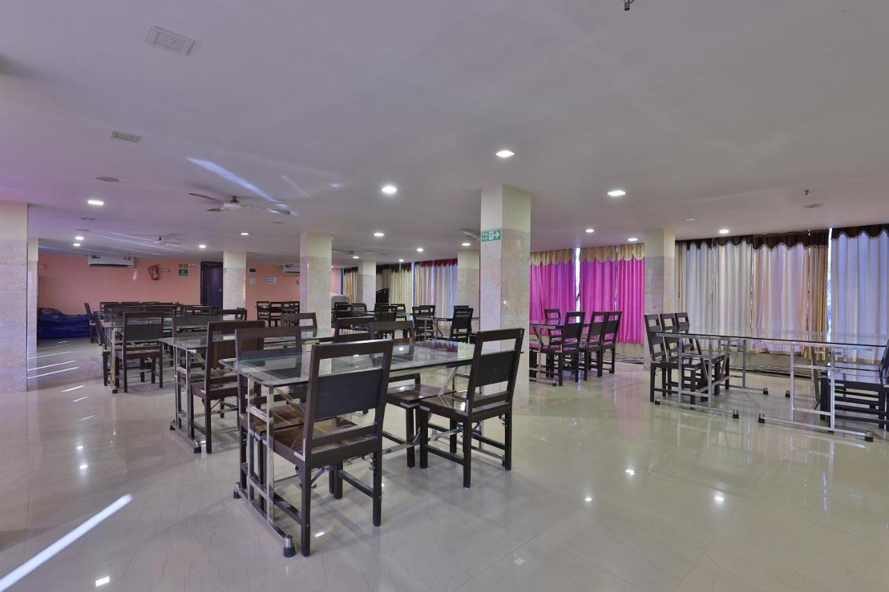 Oyo 24833 Hotel Silver Daman Esterno foto